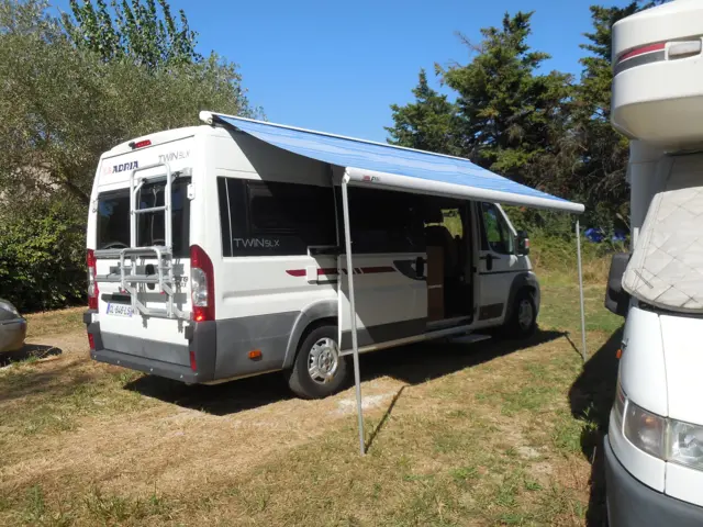 Fourgon Adria Compact – Saint-Mitre-les-Remparts