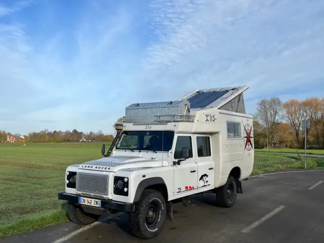Van Land Rover Defender 130 Azalai – Mouvaux